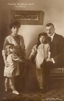Великий Князь Кирилл и Великая Княгиня Виктория с дочерьми Марией и Кирой 