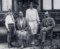 Цесаревич Владимир Кириллович с родителями и сестрой Кирой в Сен-Бриаке